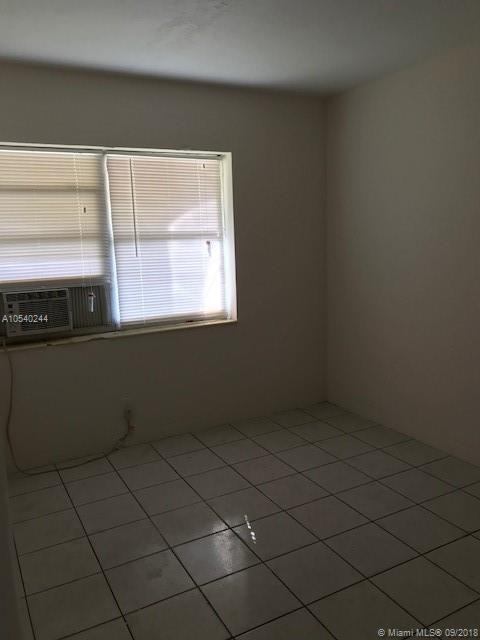 2041 Jackson St Apts 1-4 - Photo 2 of 4