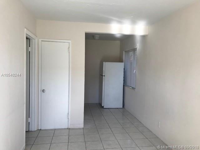 2041 Jackson St Apts 1-4 - Photo 3 of 4