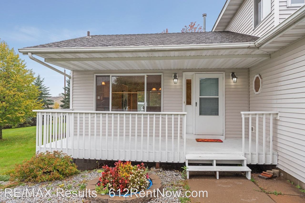 11960 Riverview Rd NE - Photo 2 of 32