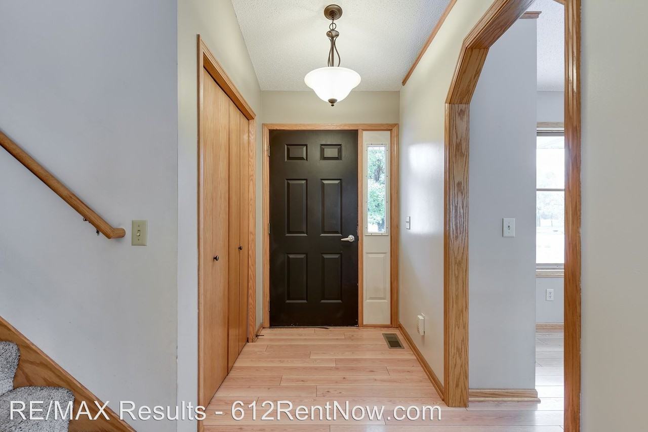 11960 Riverview Rd NE - Photo 3 of 32