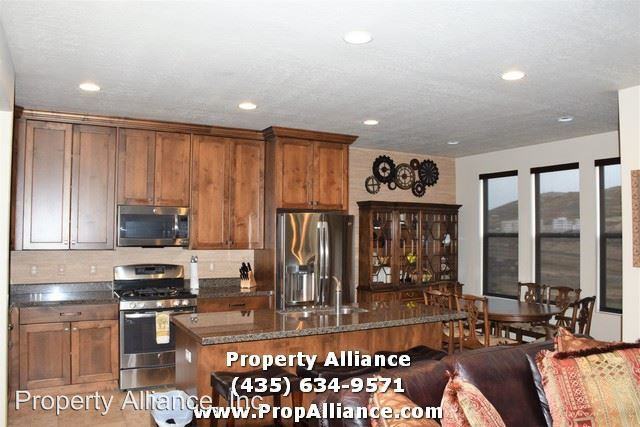 958 Abigail Dr - Photo 2 of 10