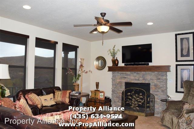 958 Abigail Dr - Photo 3 of 10