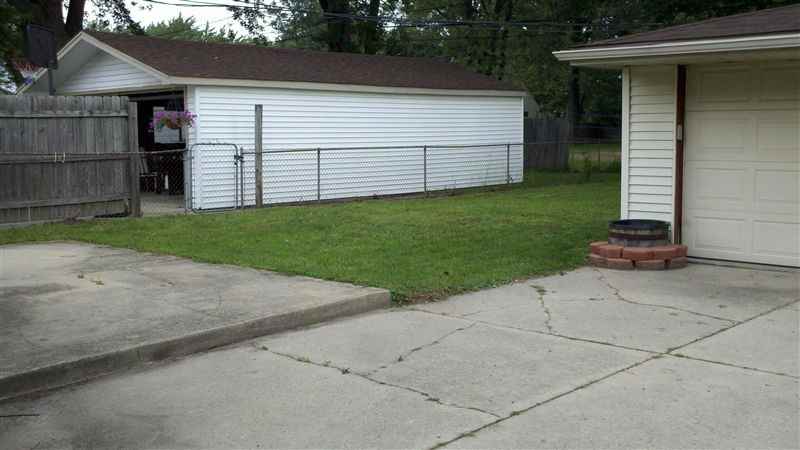 24755 Trombley St - Photo 2 of 32