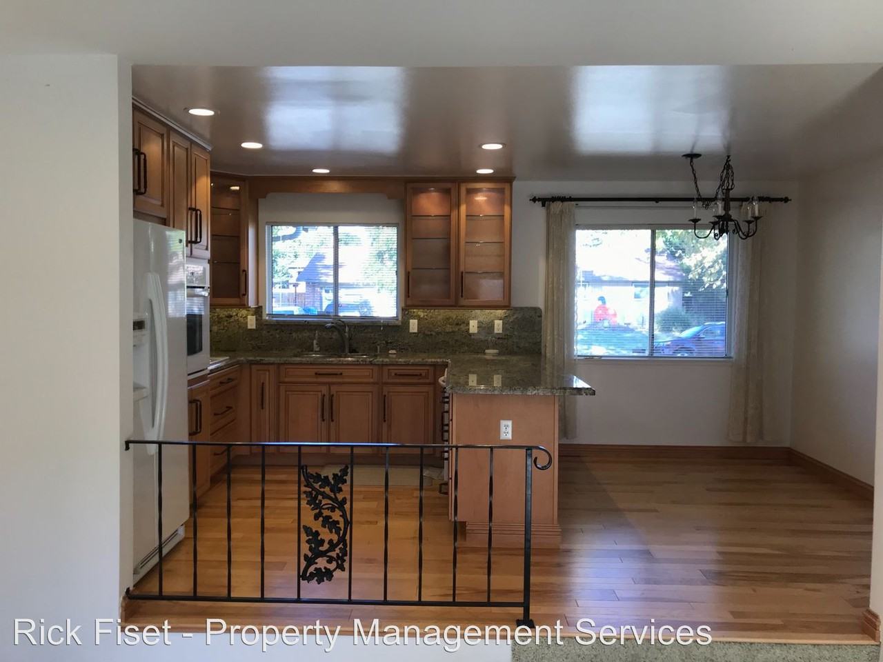1805 Carriage Dr - Photo 3 of 15