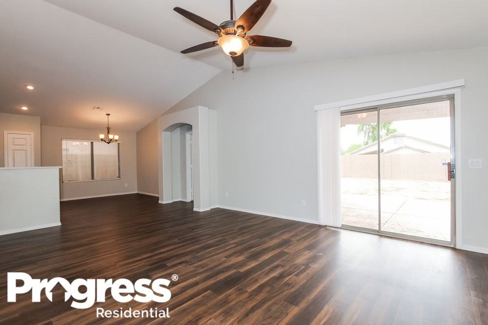 8151 W Watkins St - Photo 2 of 20