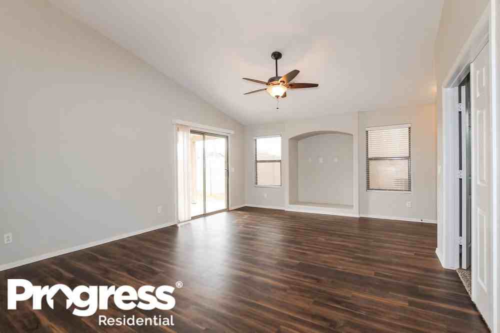 8151 W Watkins St - Photo 3 of 20