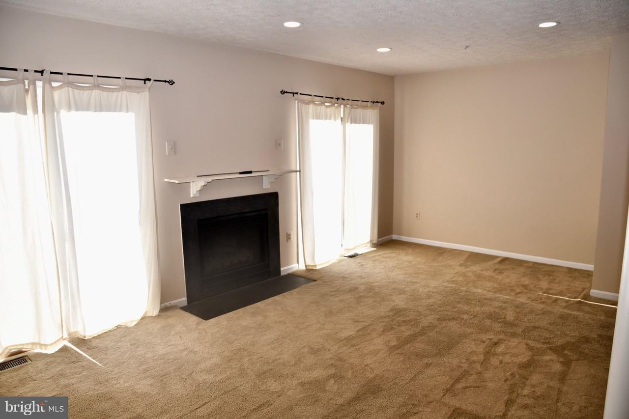 1605 Woodview Ct - Photo 3 of 10