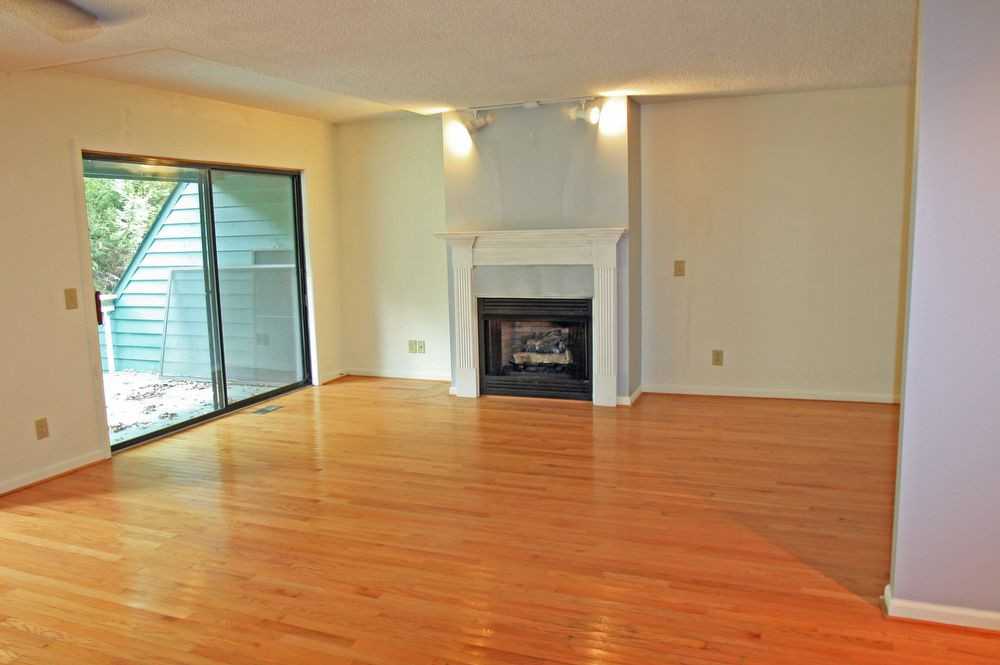 653 Riverside Dr - Photo 3 of 17