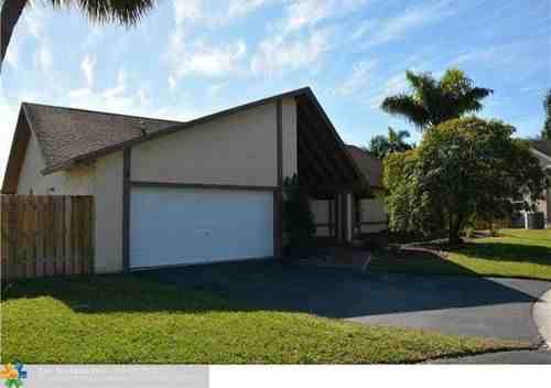 9340 NW 16th St - Photo 2 of 2