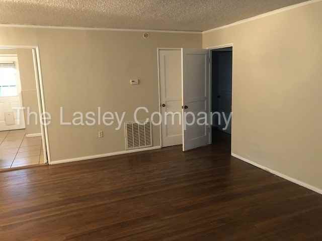 2805 N University Ave - Photo 2 of 10