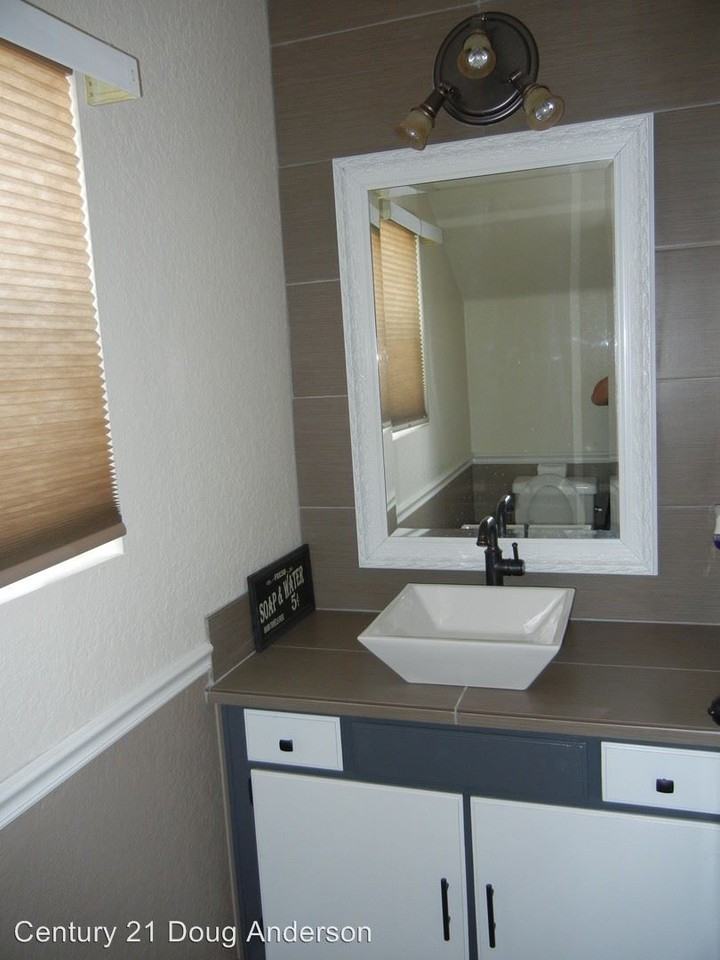 2043 Lightcap St - Photo 3 of 18