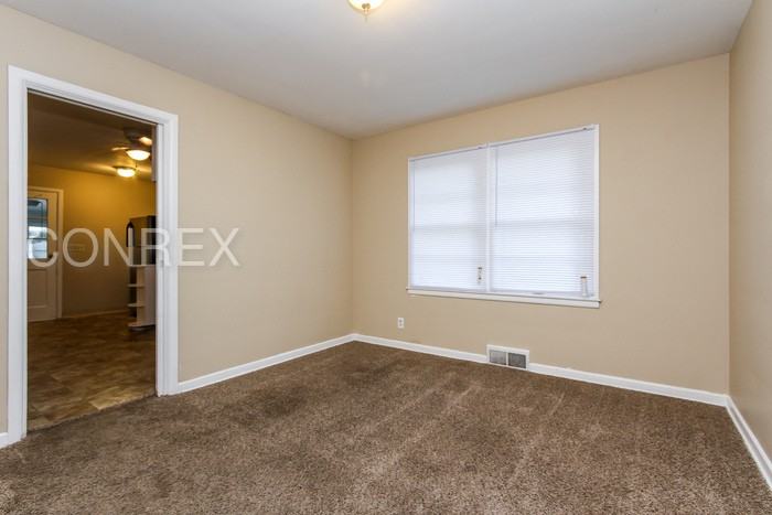 115 N Mitchner Ave - Photo 3 of 8