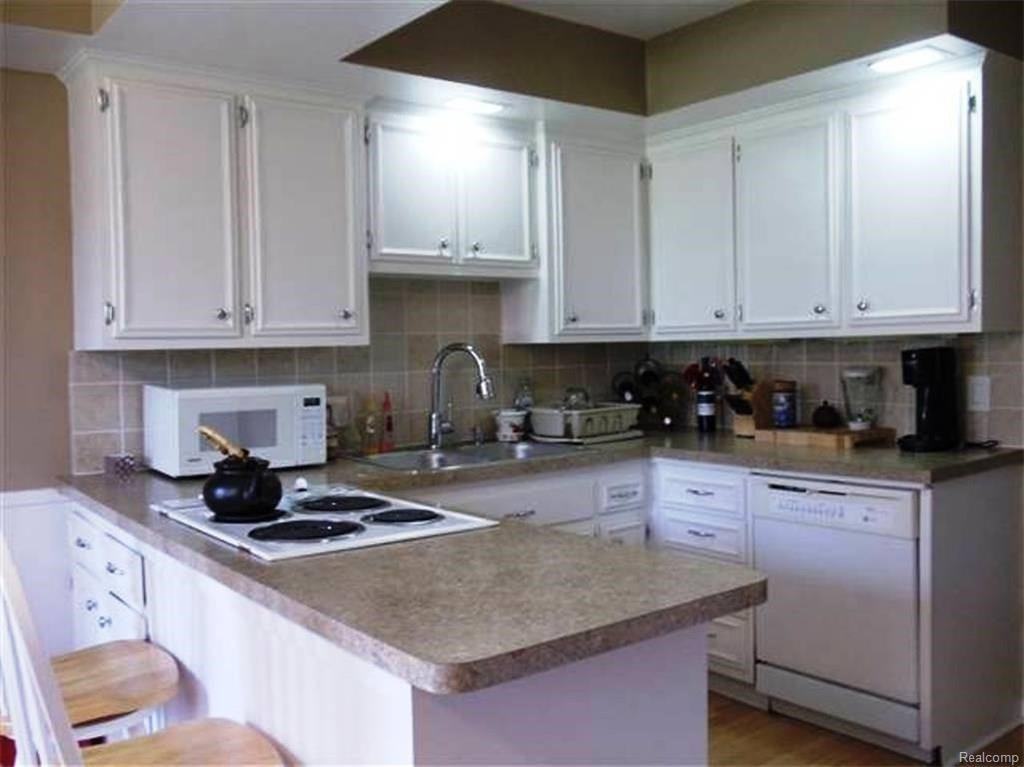 17209 E Jefferson Ave - Photo 2 of 14