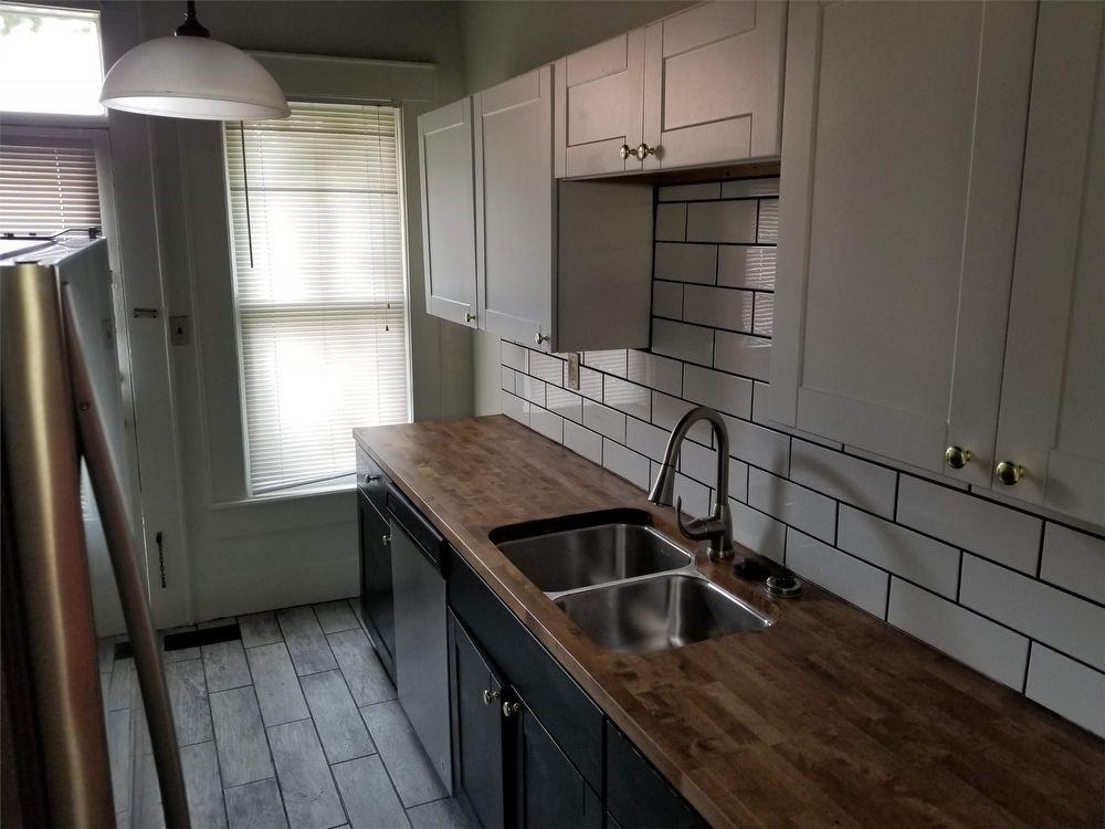 1476 Summit St - Photo 2 of 14