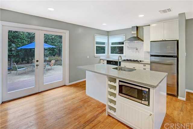 16943 Hartland St - Photo 3 of 17