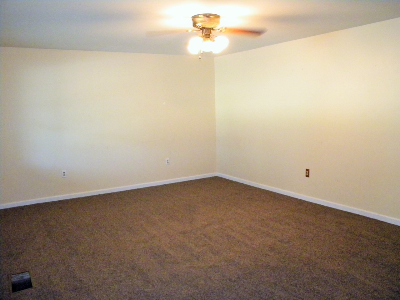 1210 Clover Dr - Photo 3 of 11