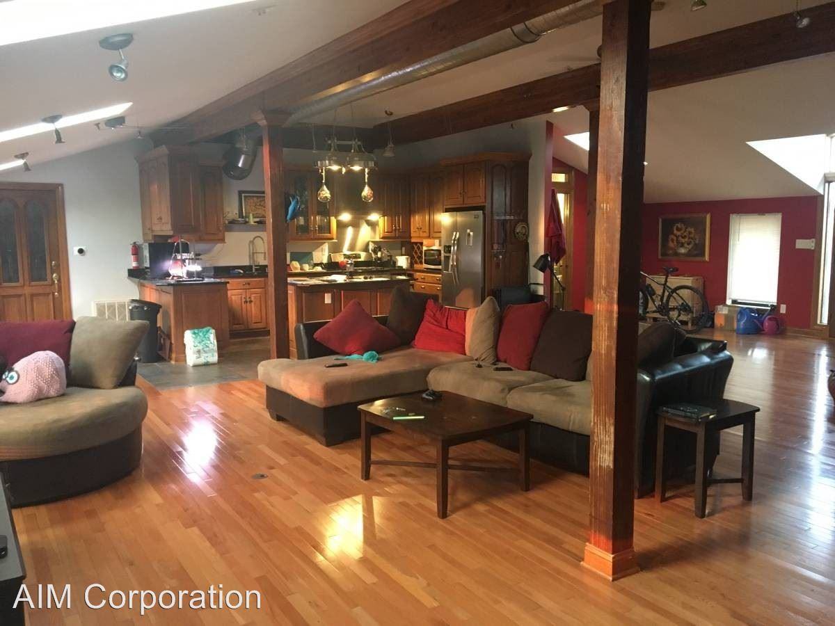 137 N Park St - Photo 3 of 33