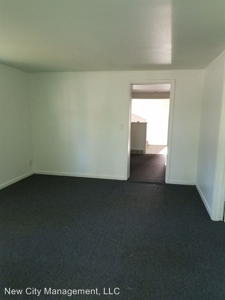 1901 S Hawthorne Ave - Photo 3 of 16