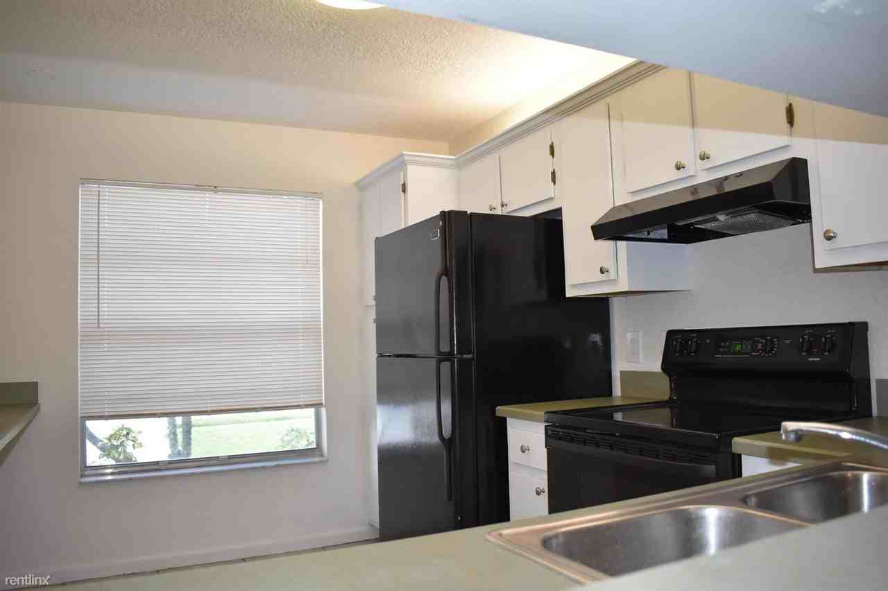 251 Palmetto Ct - Photo 3 of 9