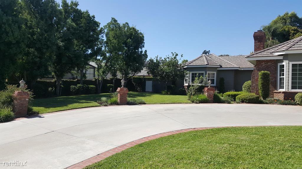 1419 Wentworth Ave - Photo 2 of 4