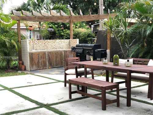2537 SW 15th St - Photo 3 of 8
