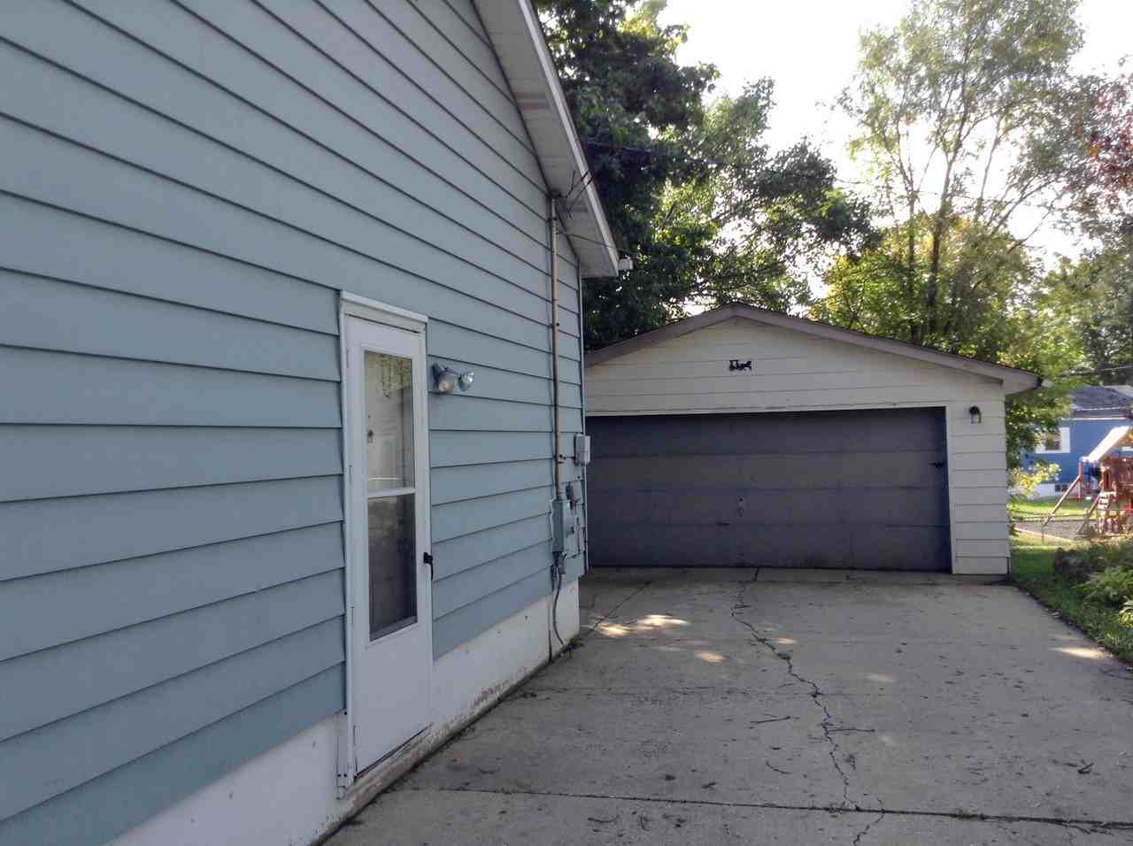 2611 Menominee Rd - Photo 2 of 7