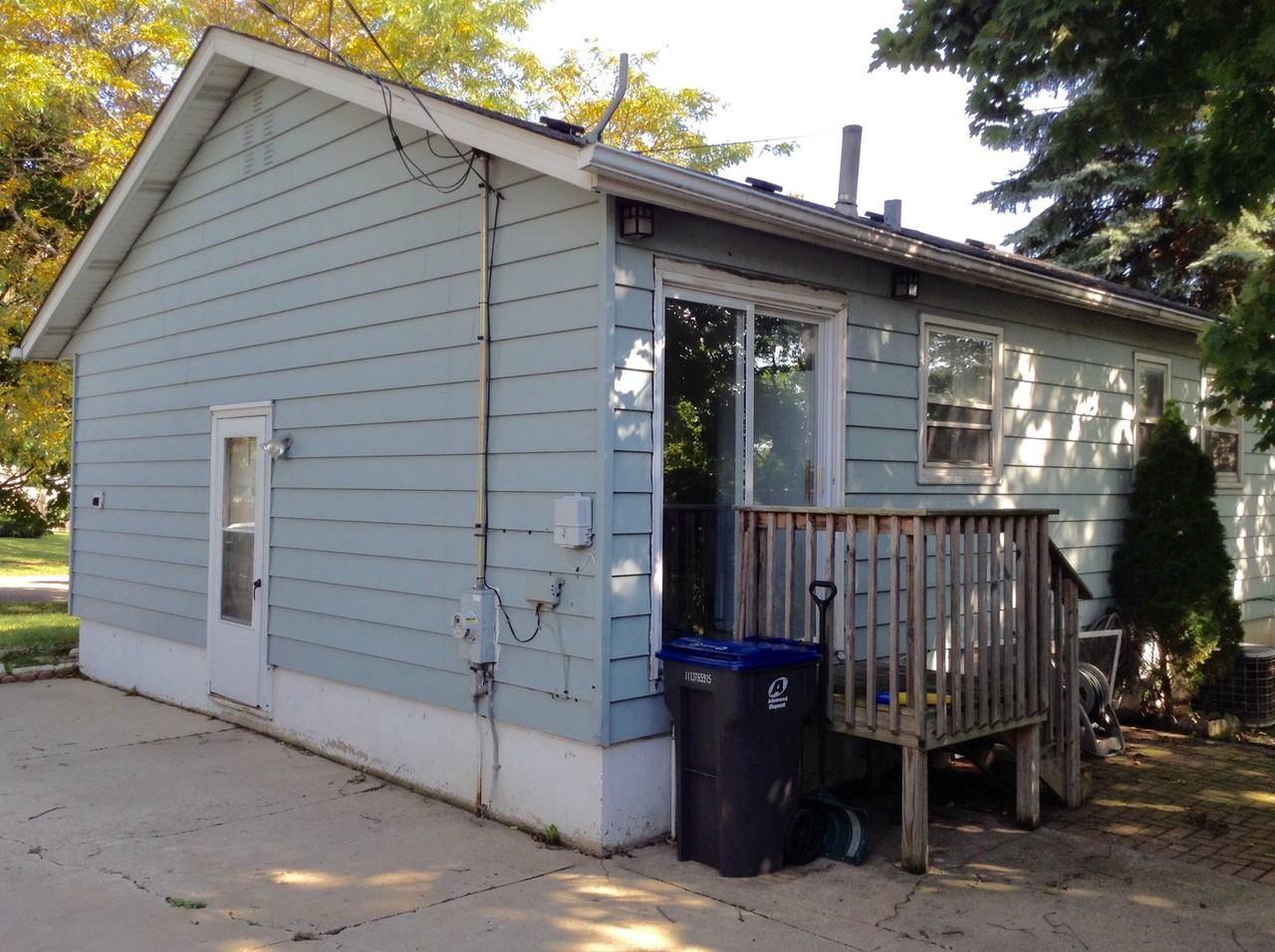 2611 Menominee Rd - Photo 3 of 7