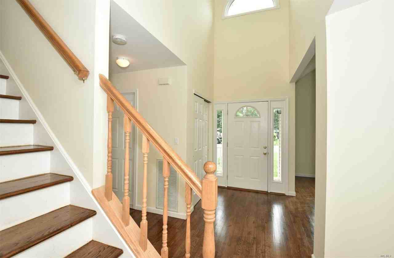 22 Lorraine Ct - Photo 2 of 20