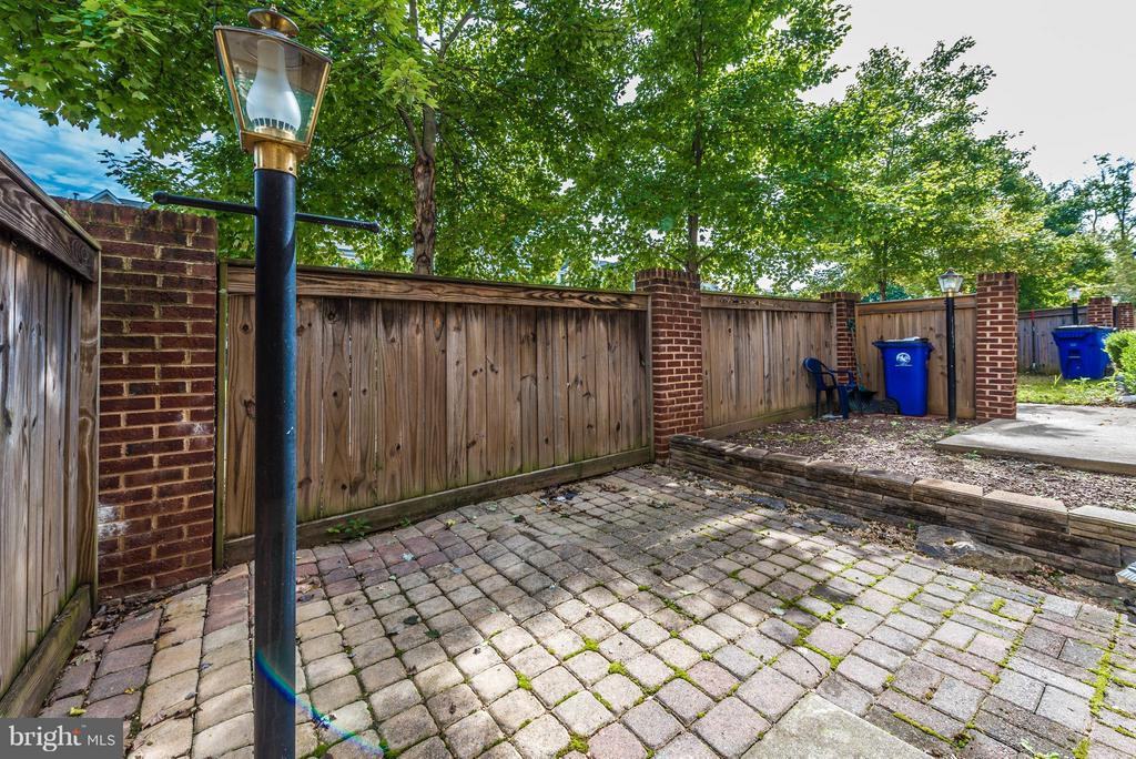 102 Featherstone Pl - Photo 2 of 26