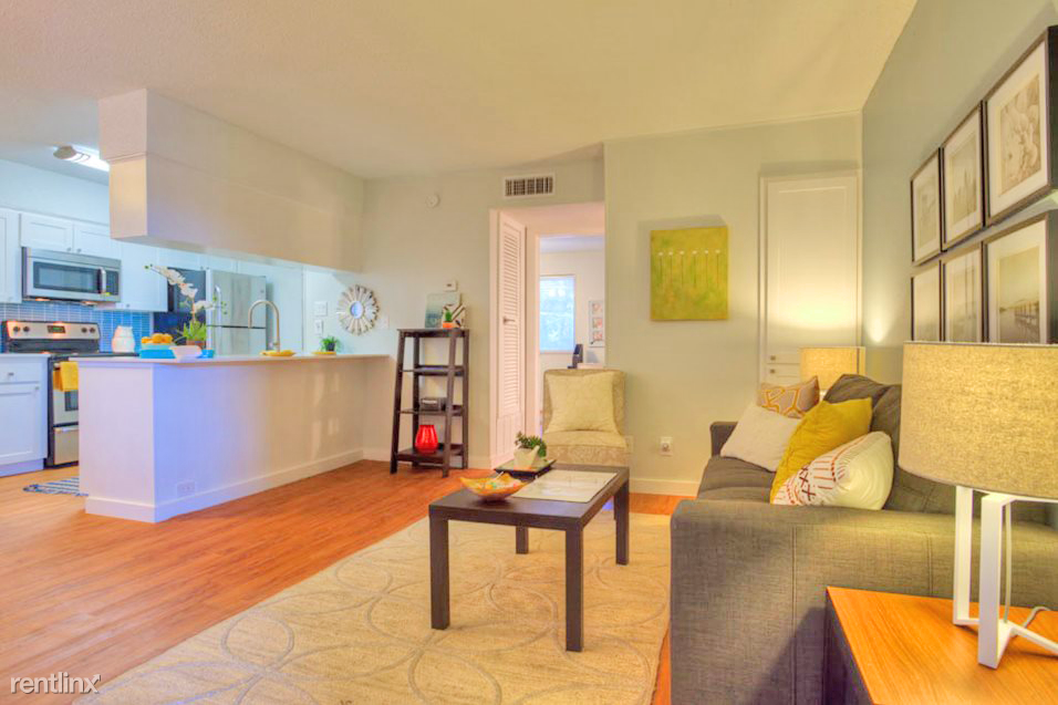 303 W 39th St - Photo 2 of 8