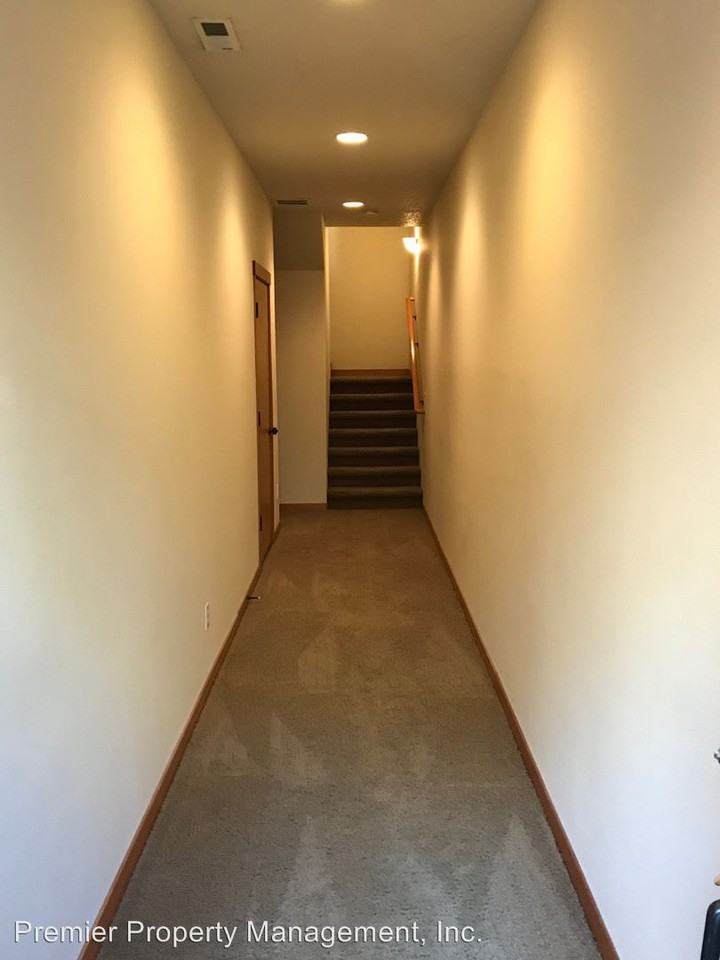 605 NE 84th Cir - Photo 2 of 26