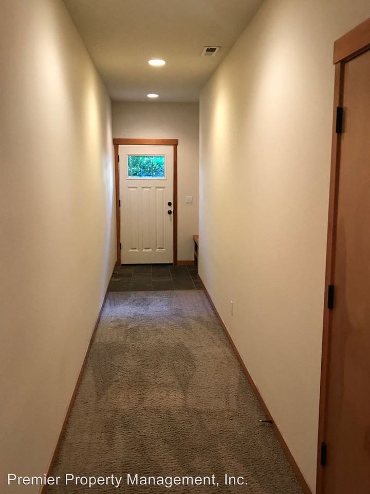 605 NE 84th Cir - Photo 3 of 26