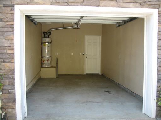 389 Moss St - Photo 3 of 16