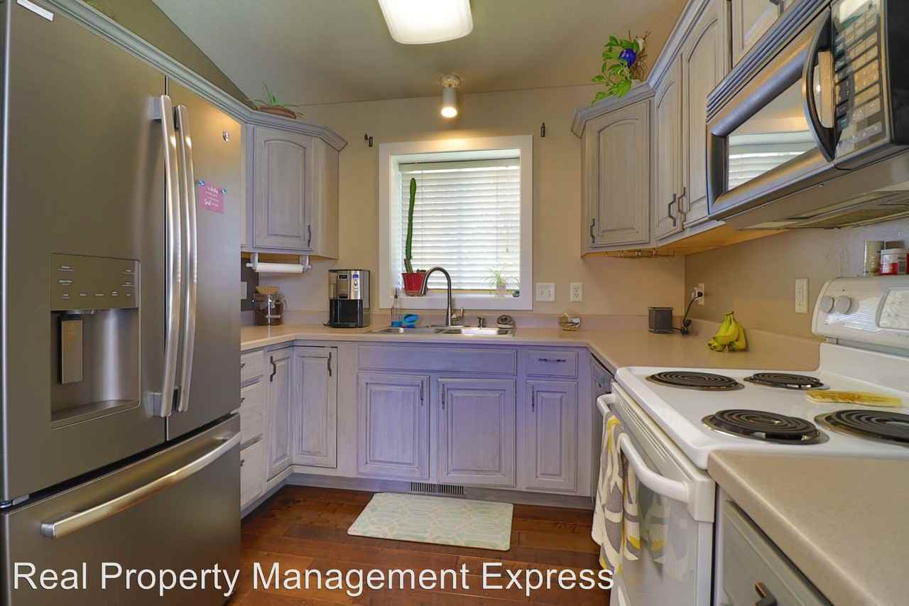 109 N Foss Ave - Photo 2 of 23