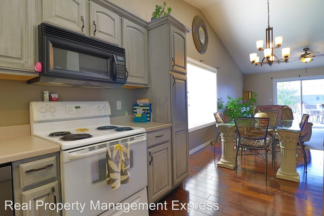 109 N Foss Ave - Photo 3 of 23