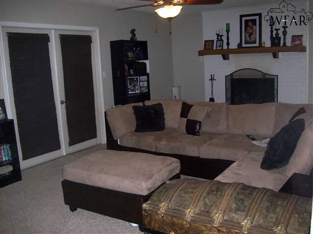 988 Victoria Dr - Photo 2 of 9