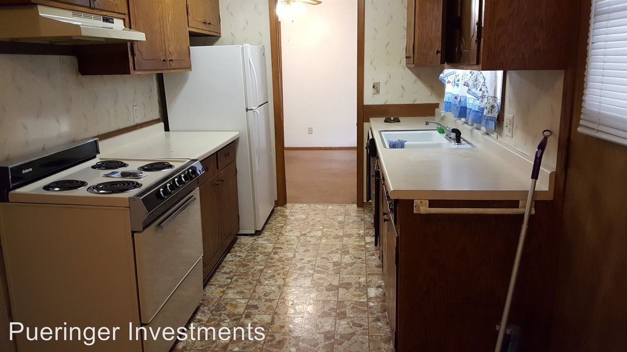 1041 Division St - Photo 3 of 5