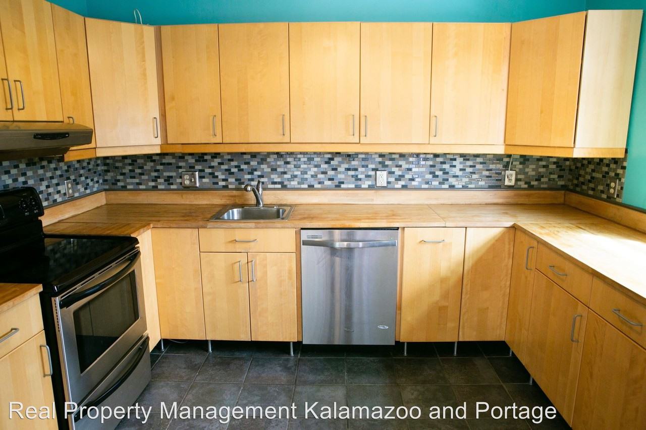 923 S Burdick St - Photo 2 of 12