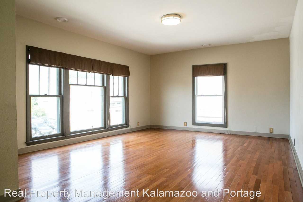 923 S Burdick St - Photo 3 of 12