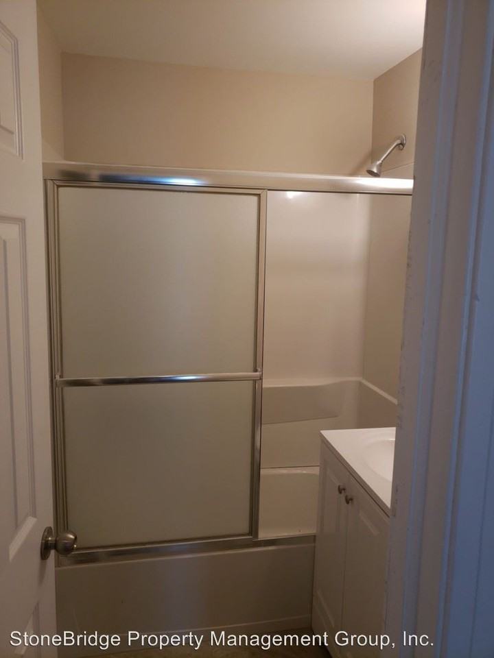 2215 Everett St - Photo 3 of 10