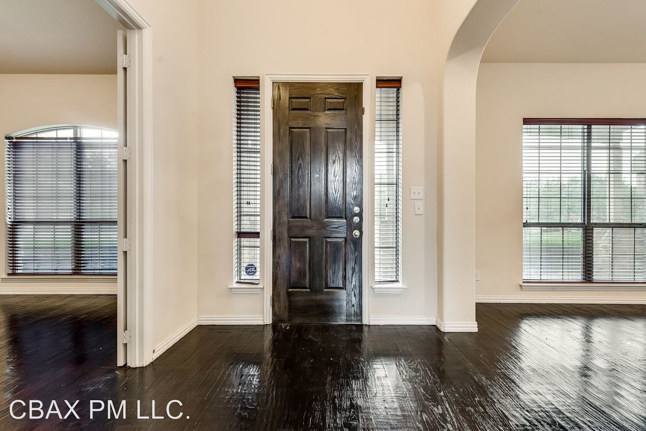 7925 Aspermont Dr - Photo 3 of 36