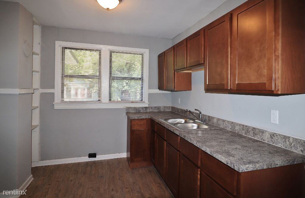 2818 Fleming St - Photo 3 of 9