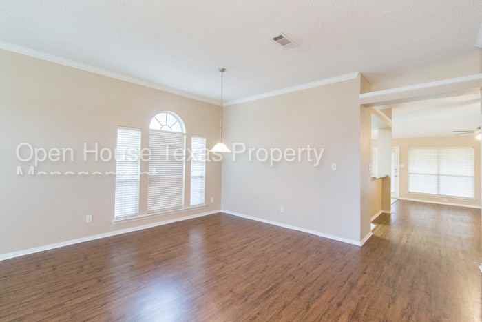 1721 Brook Ln - Photo 3 of 10