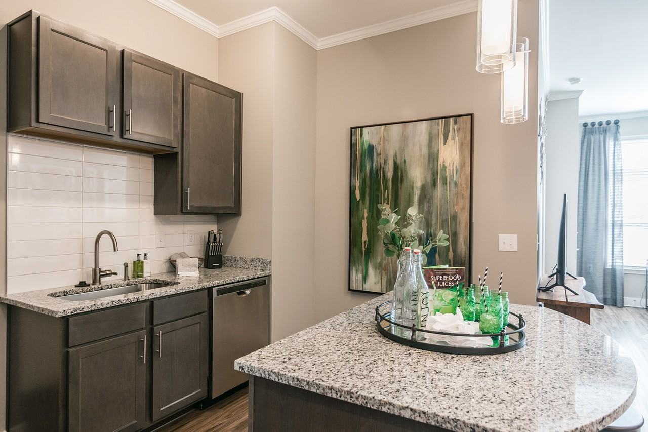 Vintage Foxland Apartments - Photo 6 of 36