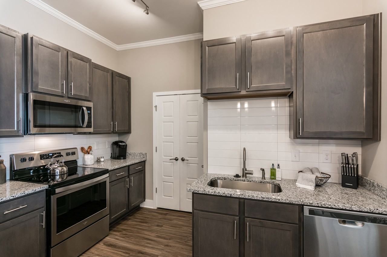 Vintage Foxland Apartments - Photo 7 of 36