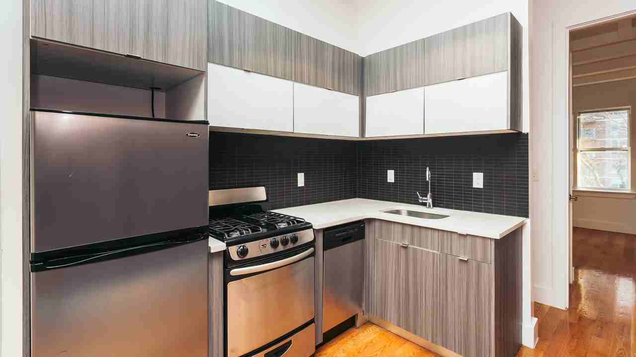 31 Montrose Avenue #3r