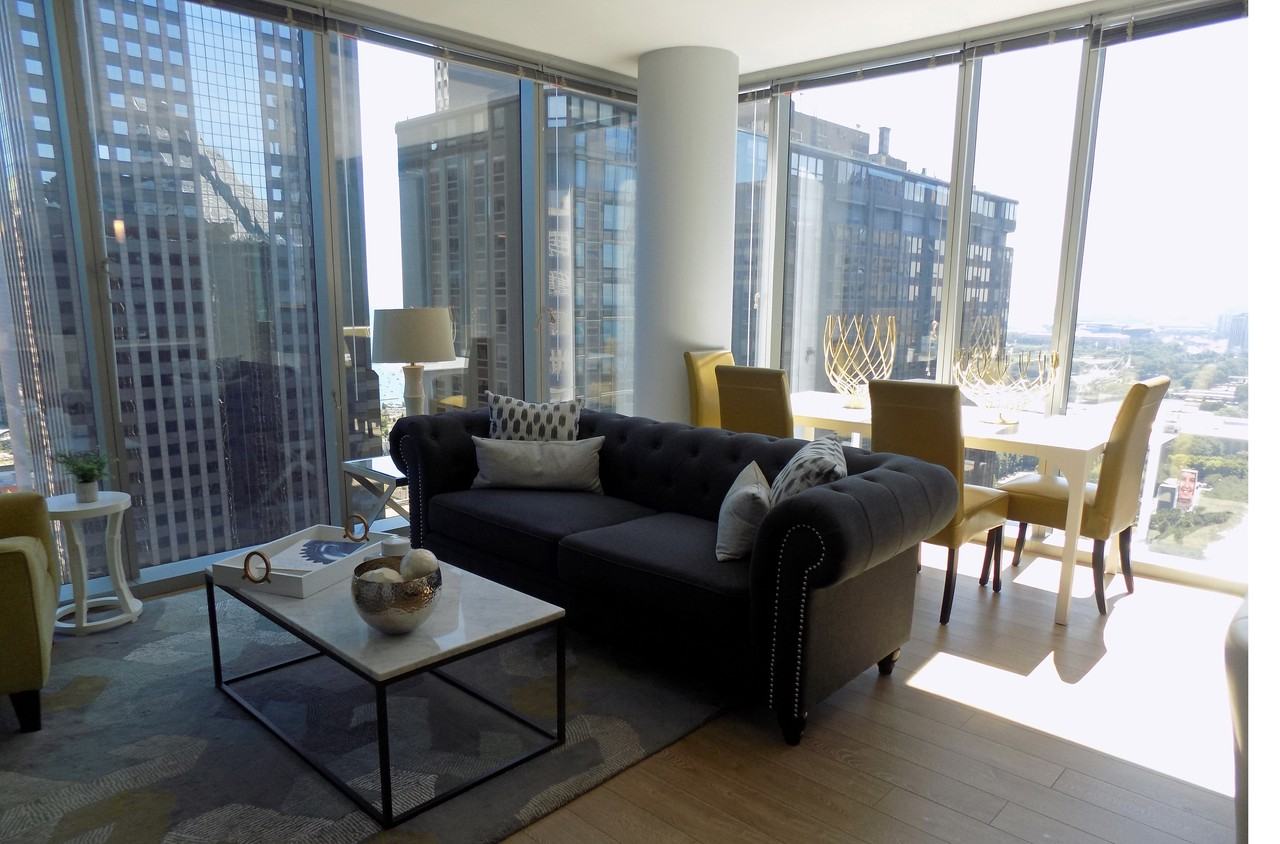 Michigan Ave & East Lake St #2607