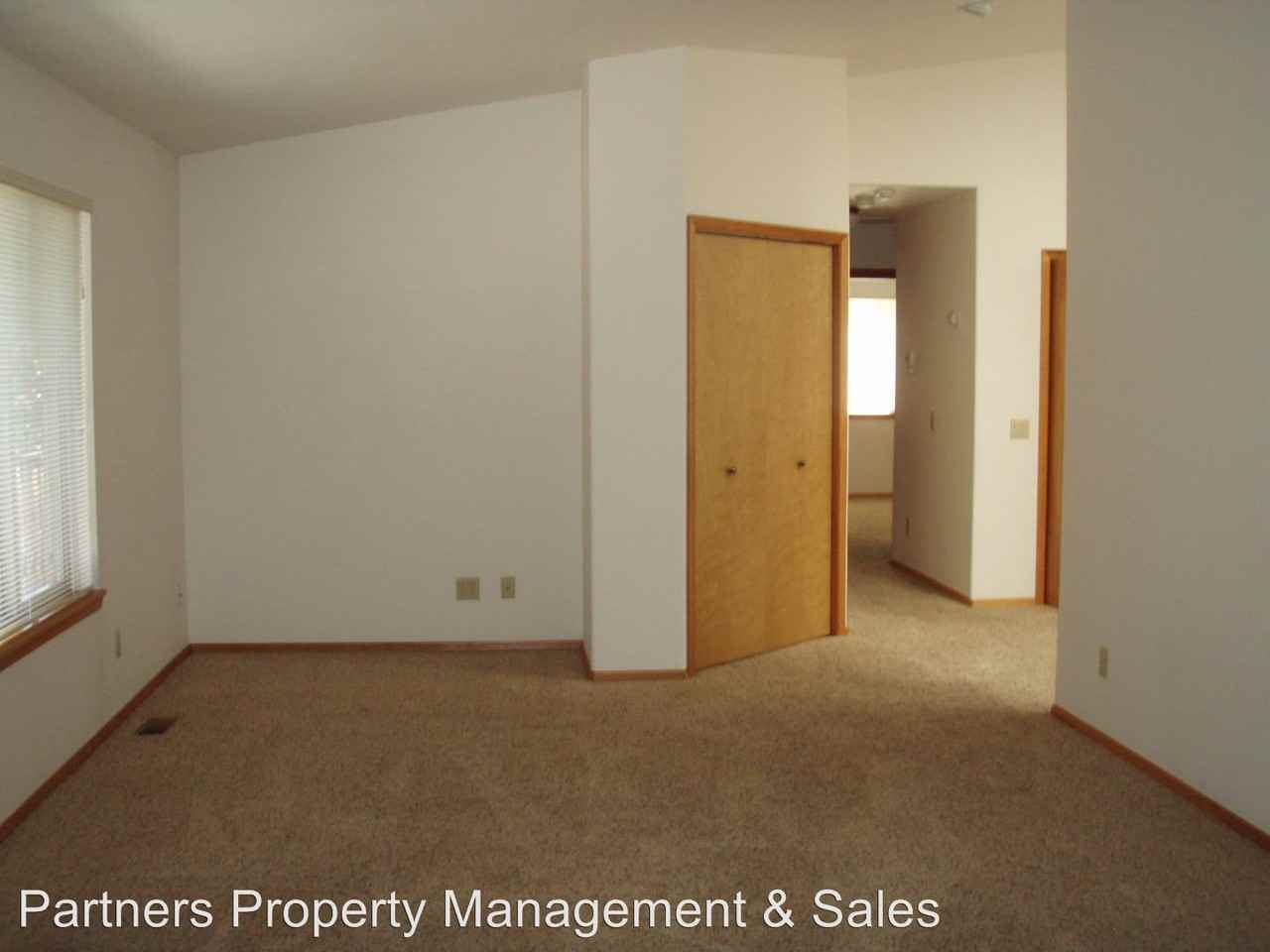 1115 NE Hidden Valley Dr - Photo 3 of 7