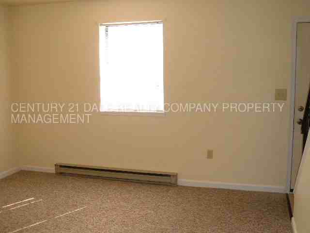 1867 Pineview Dr - Photo 3 of 5