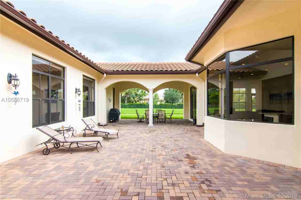 10501 N Camelot Cir #0 - Photo 2 of 10